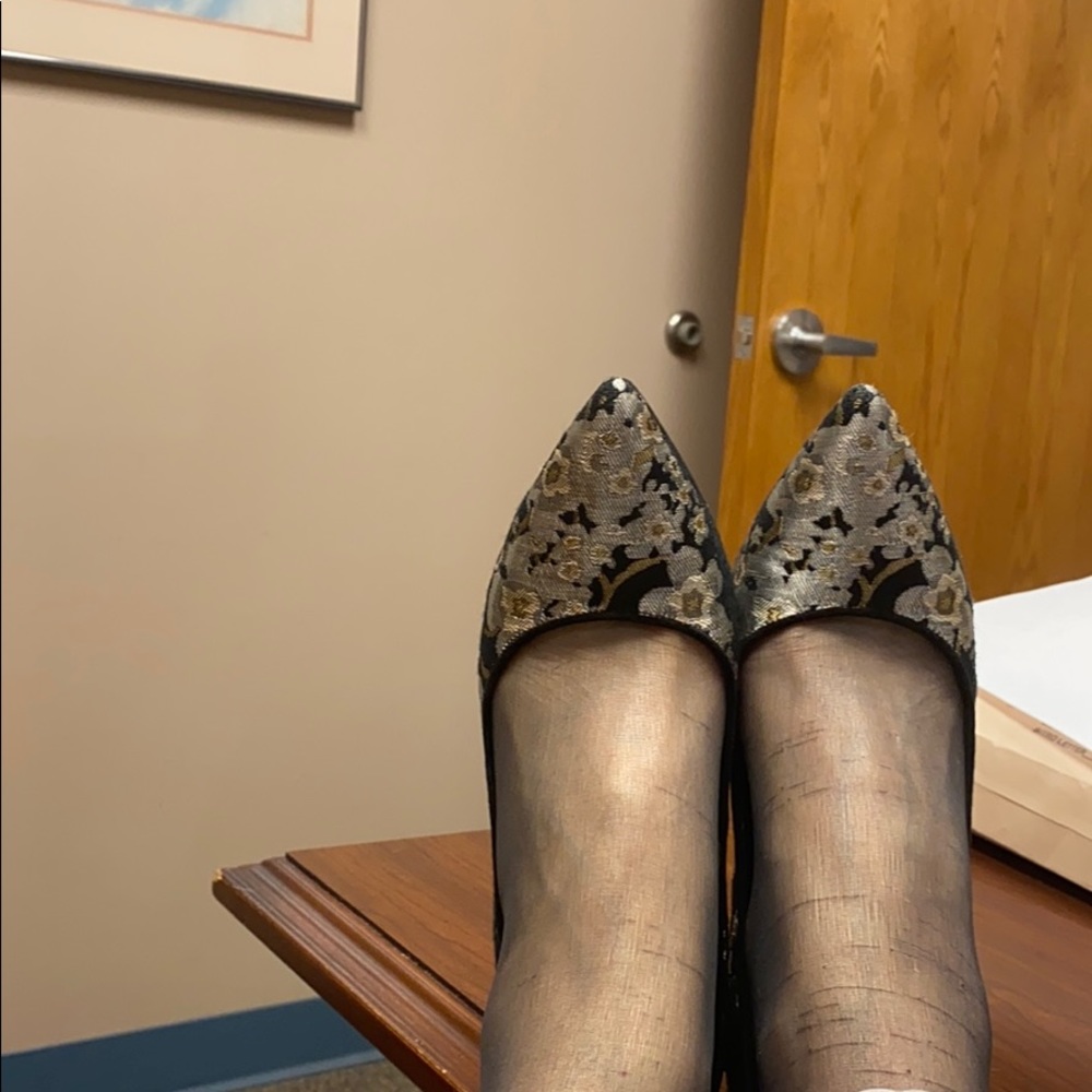 Beautiful shoes! - Picture 2 of 5